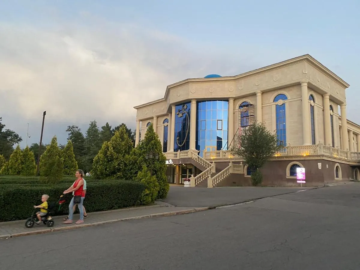 Daire Квартира На Атакенте У Выставки